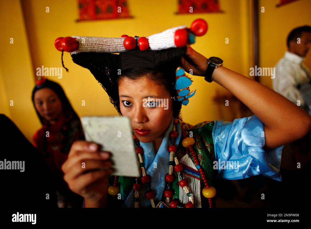 A Tibetan school girl prepares to perform at a cultural show in Katmandu, Nepal, Friday, July 6, 2012. Festivities are held to mark the 77th birthday of Tibetan spiritual leader the Dalai Lama, who lives in the northern Indian town of Dharmsala after his exile from Tibet during a failed revolt against Chinese rule. (AP Photo/Niranjan Shrestha) Stockfoto