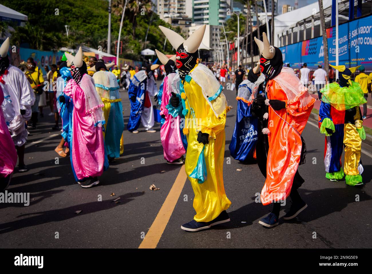 Salvador, Bahia, Brasilien - 11. Februar 2023: Kostümierte Menschen tanzen und spielen auf der Straße während der vor dem Karneval stattfindenden Fuzue-Parade in der Stadt Salvador Stockfoto