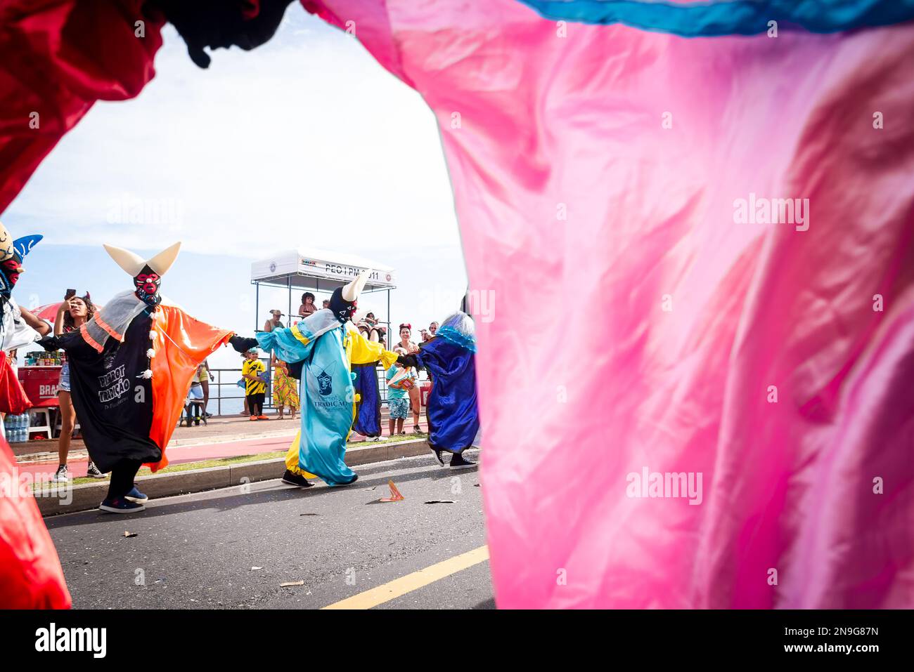 Salvador, Bahia, Brasilien - 11. Februar 2023: Kostümierte Menschen tanzen und spielen auf der Straße während der vor dem Karneval stattfindenden Fuzue-Parade in der Stadt Salvador Stockfoto