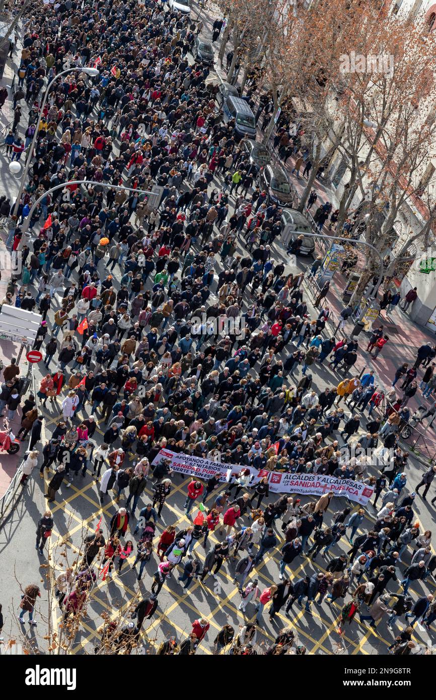 Manifestation. Gesundheit. Luftbilder einer Demonstration durch die Straßen der Stadt Madrid zugunsten der öffentlichen Gesundheit. In Spanien. Krankenschwestern. Ärzte Stockfoto