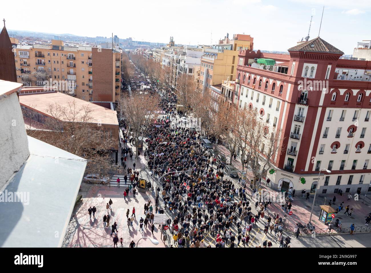 Manifestation. Gesundheit. Luftbilder einer Demonstration durch die Straßen der Stadt Madrid zugunsten der öffentlichen Gesundheit. In Spanien. Krankenschwestern. Ärzte Stockfoto