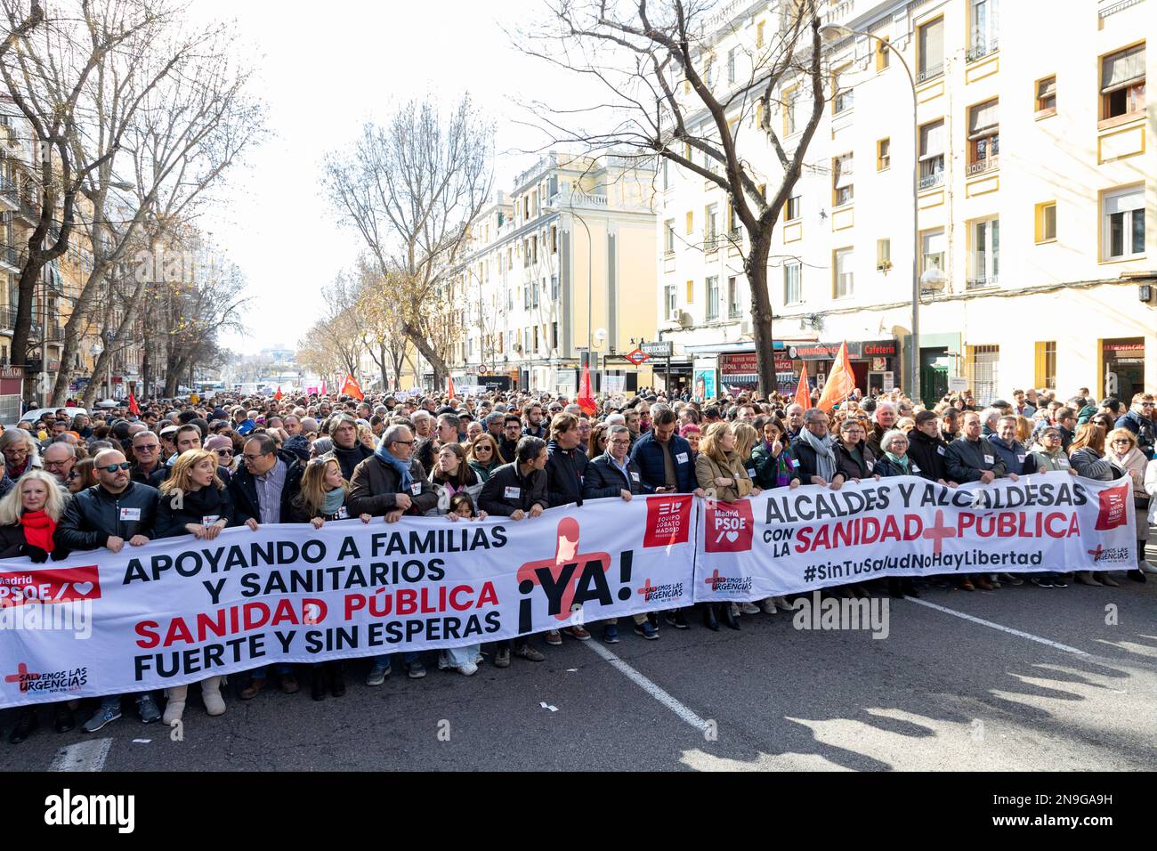 Manifestation. Gesundheit. Demonstration durch die Straßen der Stadt Madrid zugunsten der öffentlichen Gesundheit. In Spanien. Krankenschwestern. Ärzte. MADRID SPANIEN Stockfoto