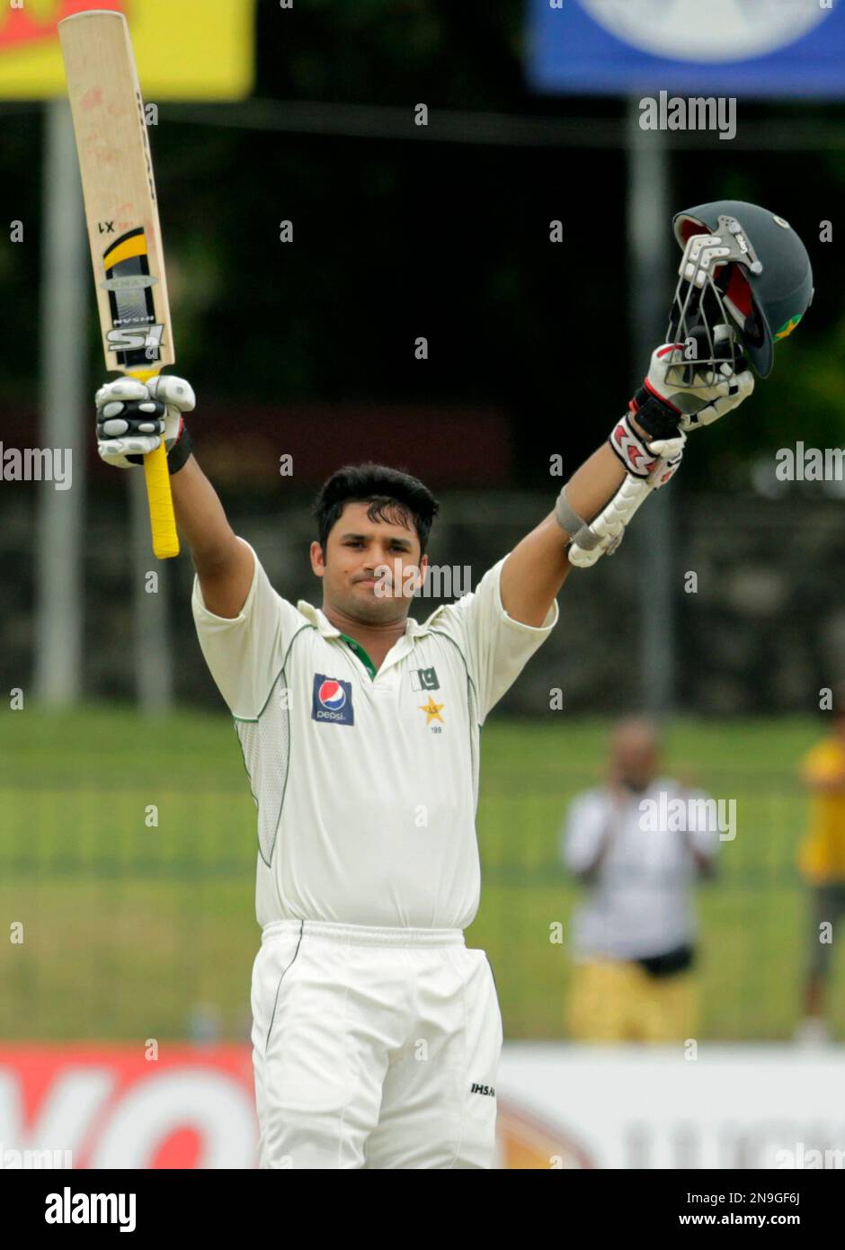 Pakistan's batsman Azhar Ali celebrates after scoring a century during the second day of the second test cricket match between Pakistan and Sri Lanka in Colombo, Sri Lanka, Sunday, July 1, 2012 (AP Photo/Eranga Jayawardena) Stockfoto