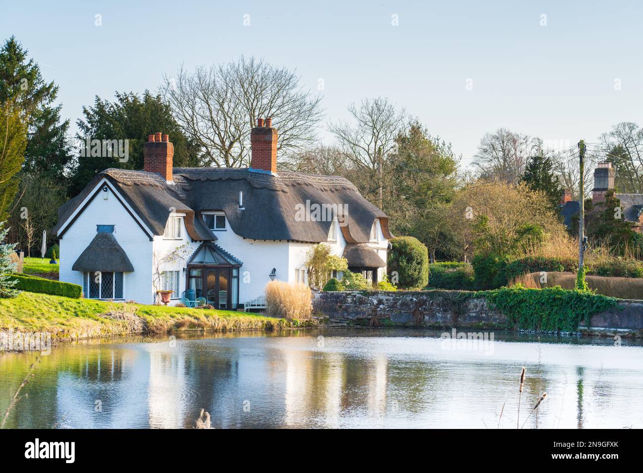 Wunderschönes strohgedecktes Häuschen und Teich in der Shropshire Village von Badger in Großbritannien Stockfoto