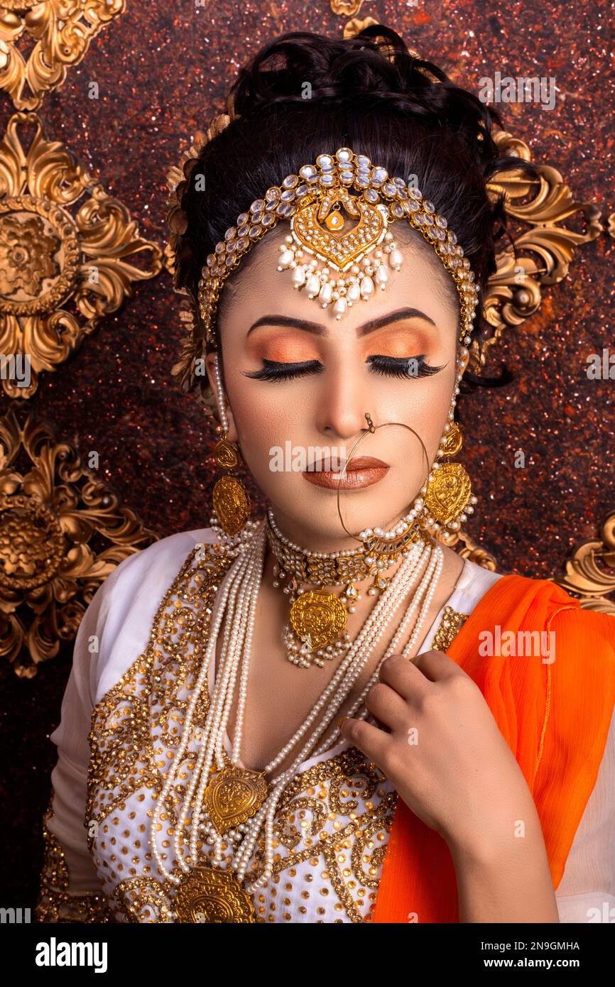 Pakistanisch. Indisches wunderschönes Braut-Make-up für Saloon-Shooting Stockfoto