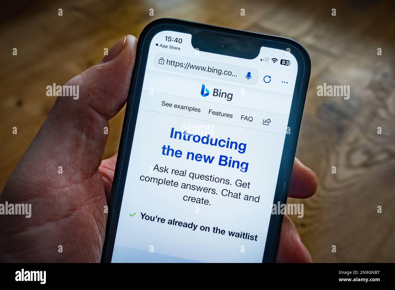 Neue Microsoft Bing-Suchmaschine mit ChatGPT von OpenAI auf einem Mobiltelefon. Stockfoto