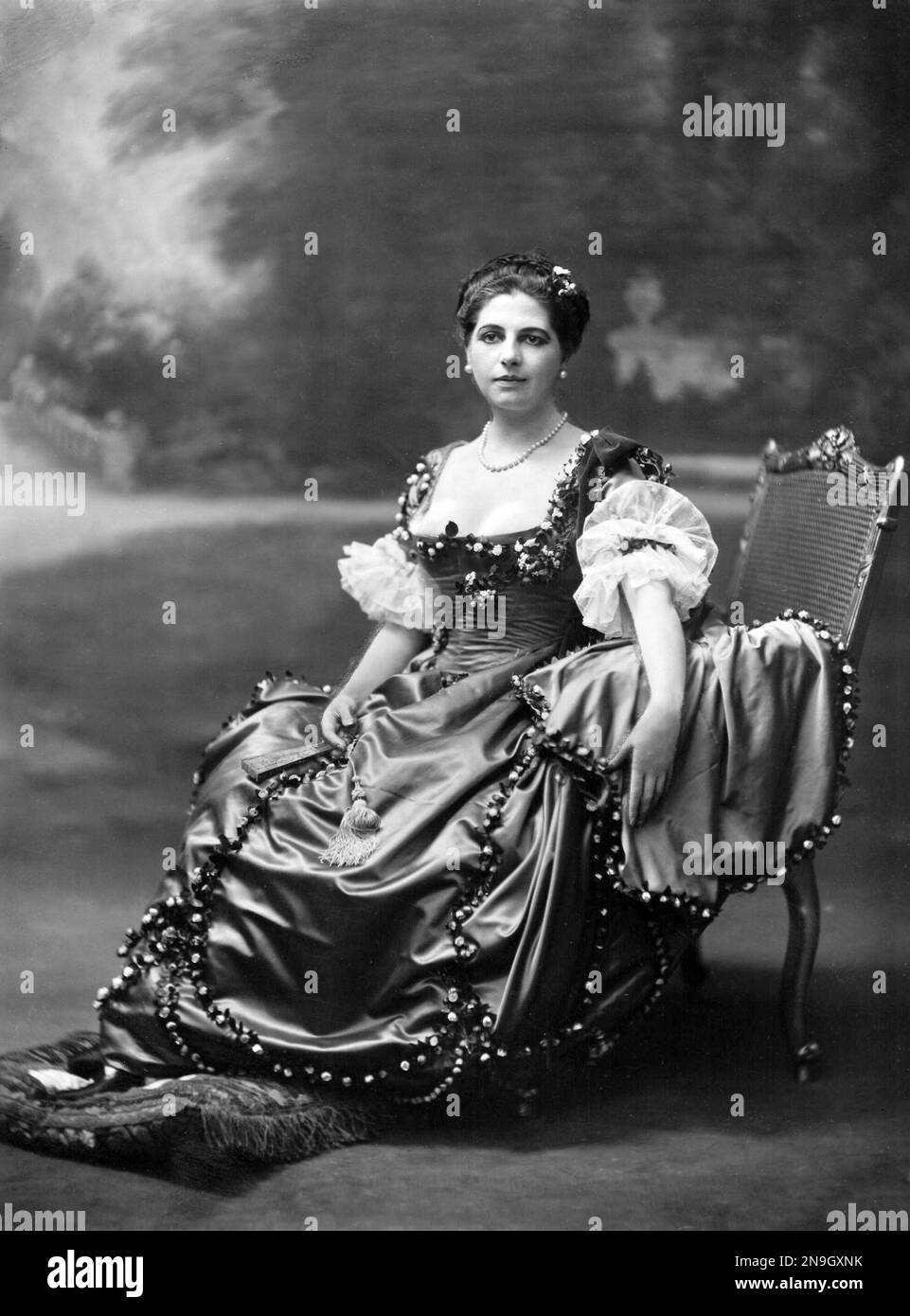 Mata Hari, Margaretha Geertruida MacLeod (1876-1917), exotische Tänzerin und Kurtisane aus den Niederlanden, die im Ersten Weltkrieg wegen Spionage für Deutschland verurteilt wurde Zelle wurde 1915 in Amsterdam fotografiert Stockfoto