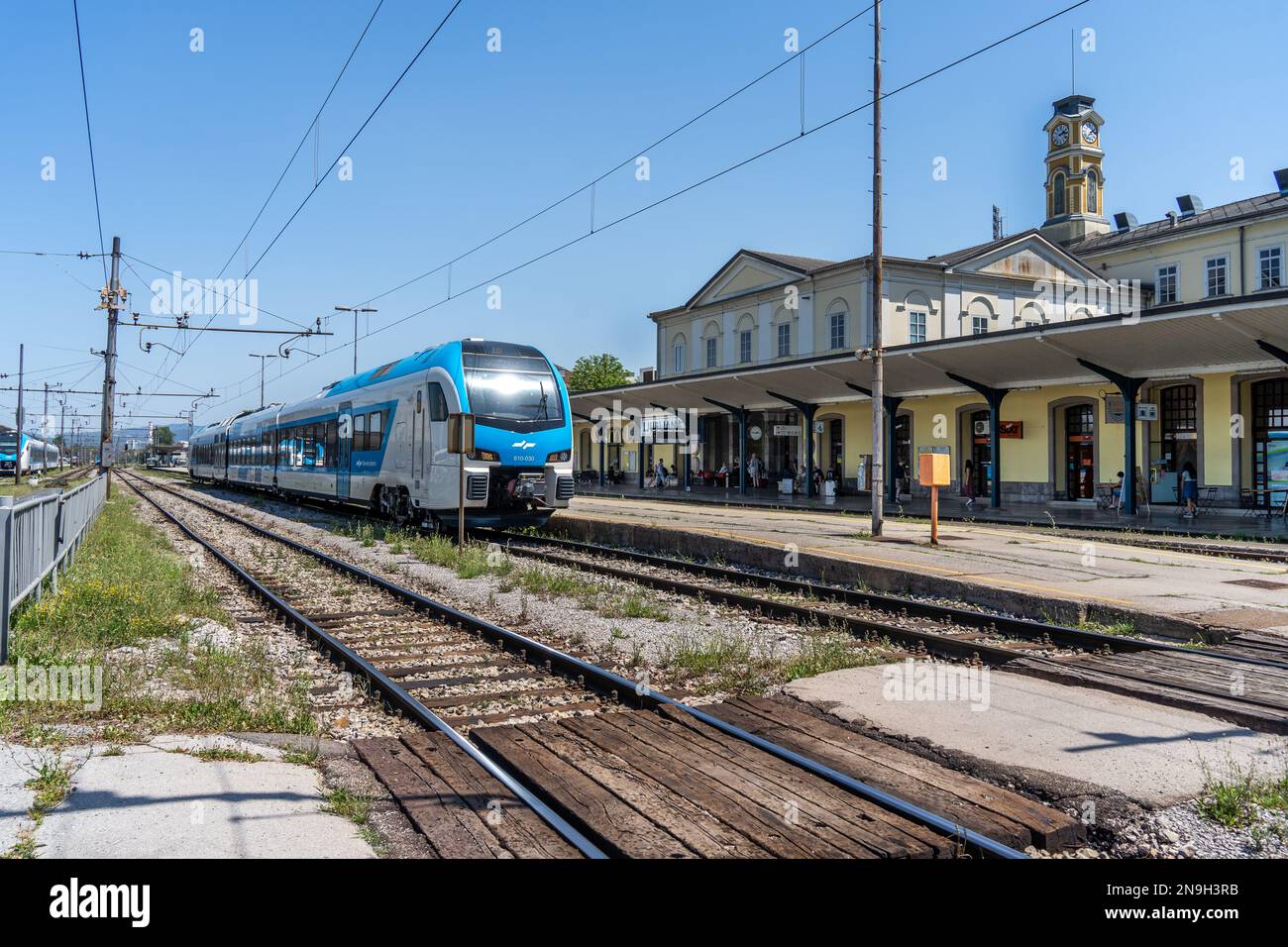 Lokaler Elektrozug der slowenischen Eisenbahnen (SZ) am Bahnhof Ljubljana, Slowenien. Stockfoto