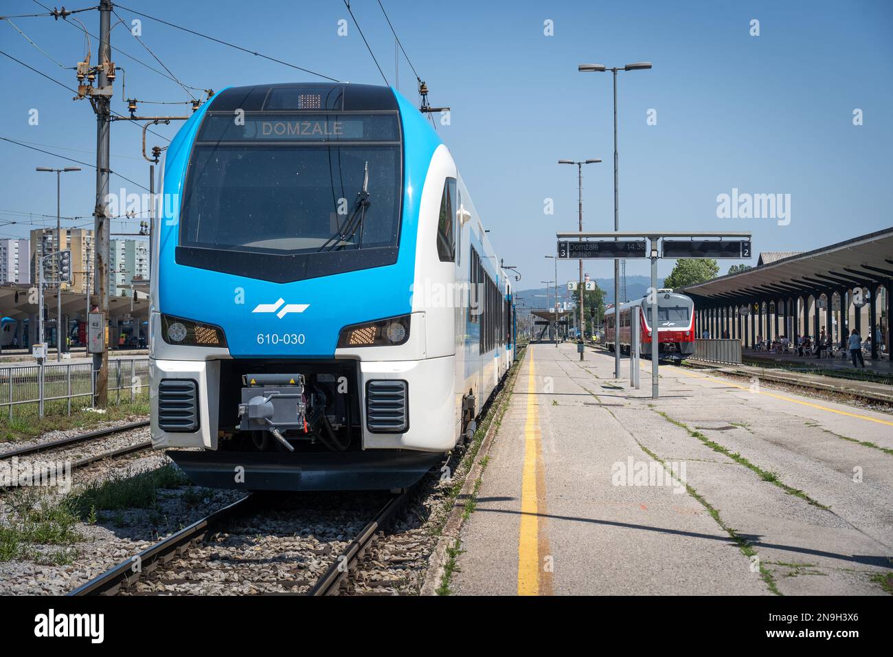 Lokaler Elektrozug der slowenischen Eisenbahnen (SZ) am Bahnhof Ljubljana, Slowenien. Stockfoto