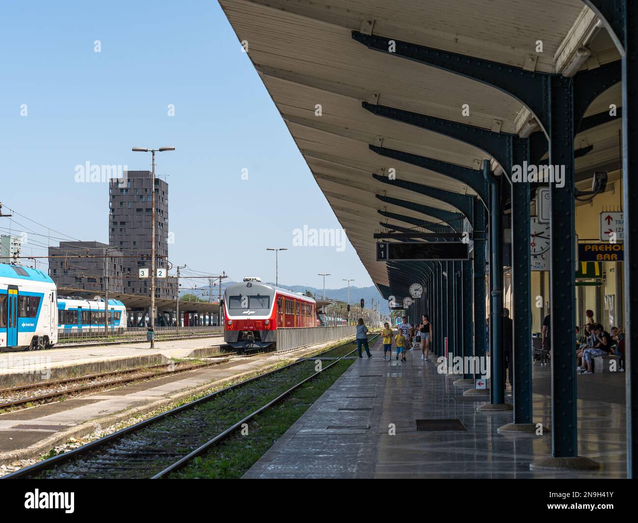 Lokaler Elektrozug der slowenischen Eisenbahnen (SZ) in der Nähe des Bahnsteigs am Bahnhof Ljubljana, Slowenien. Stockfoto