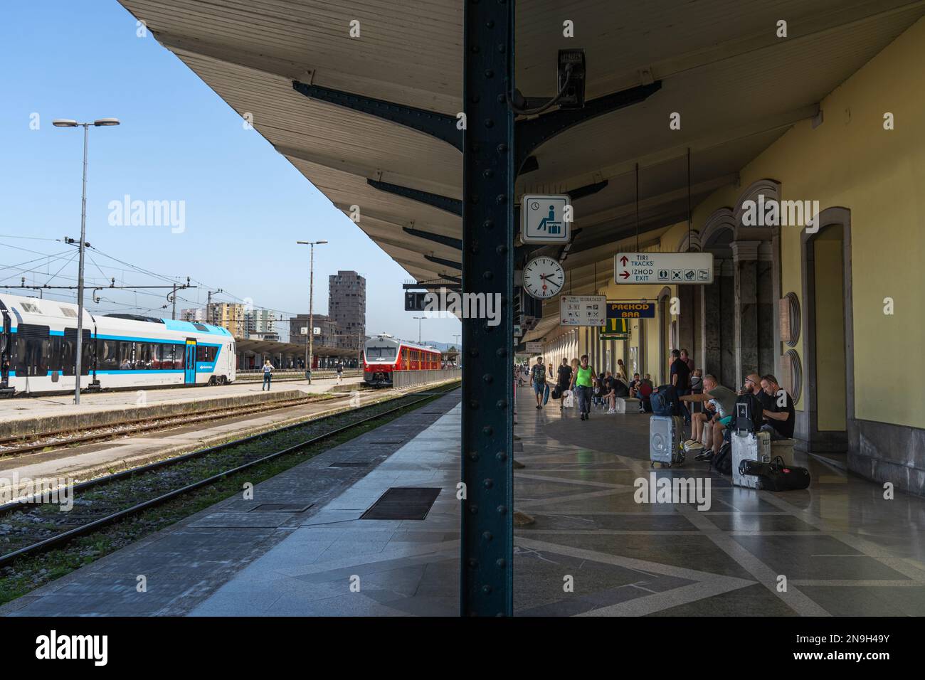 Lokaler Elektrozug der slowenischen Eisenbahnen (SZ) in der Nähe des Bahnsteigs am Bahnhof Ljubljana, Slowenien. Stockfoto