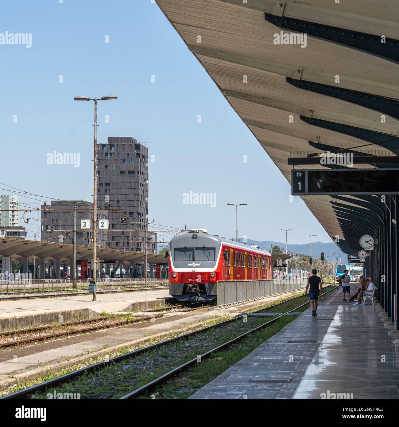 Lokaler Elektrozug der slowenischen Eisenbahnen (SZ) in der Nähe des Bahnsteigs am Bahnhof Ljubljana, Slowenien. Stockfoto