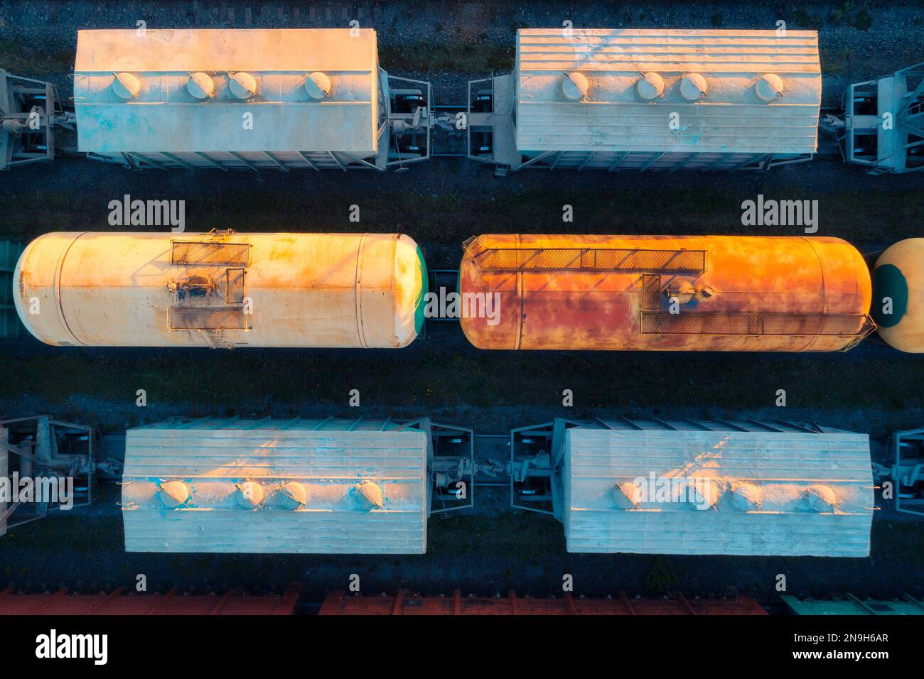 Luftaufnahme von Güterzügen bei Sonnenuntergang. Eisenbahnfrachtwagen Stockfoto