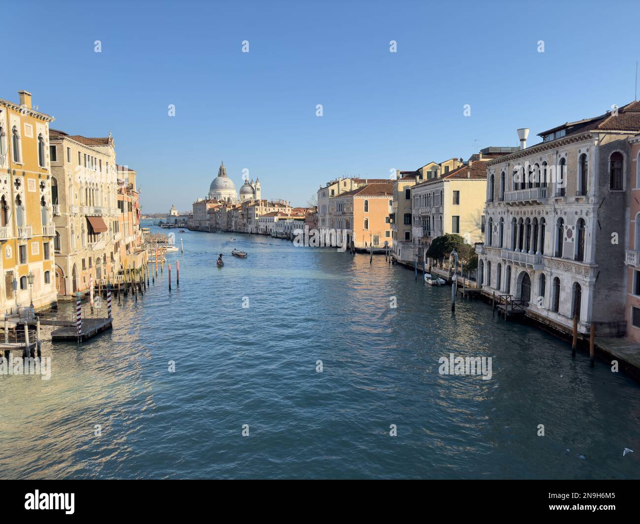 Ein wunderschöner Blick auf Venedig, mit der Basilika Santa Maria della Salute (Heilige Maria der Gesundheit) in der Ferne, Venedig, Italien Stockfoto