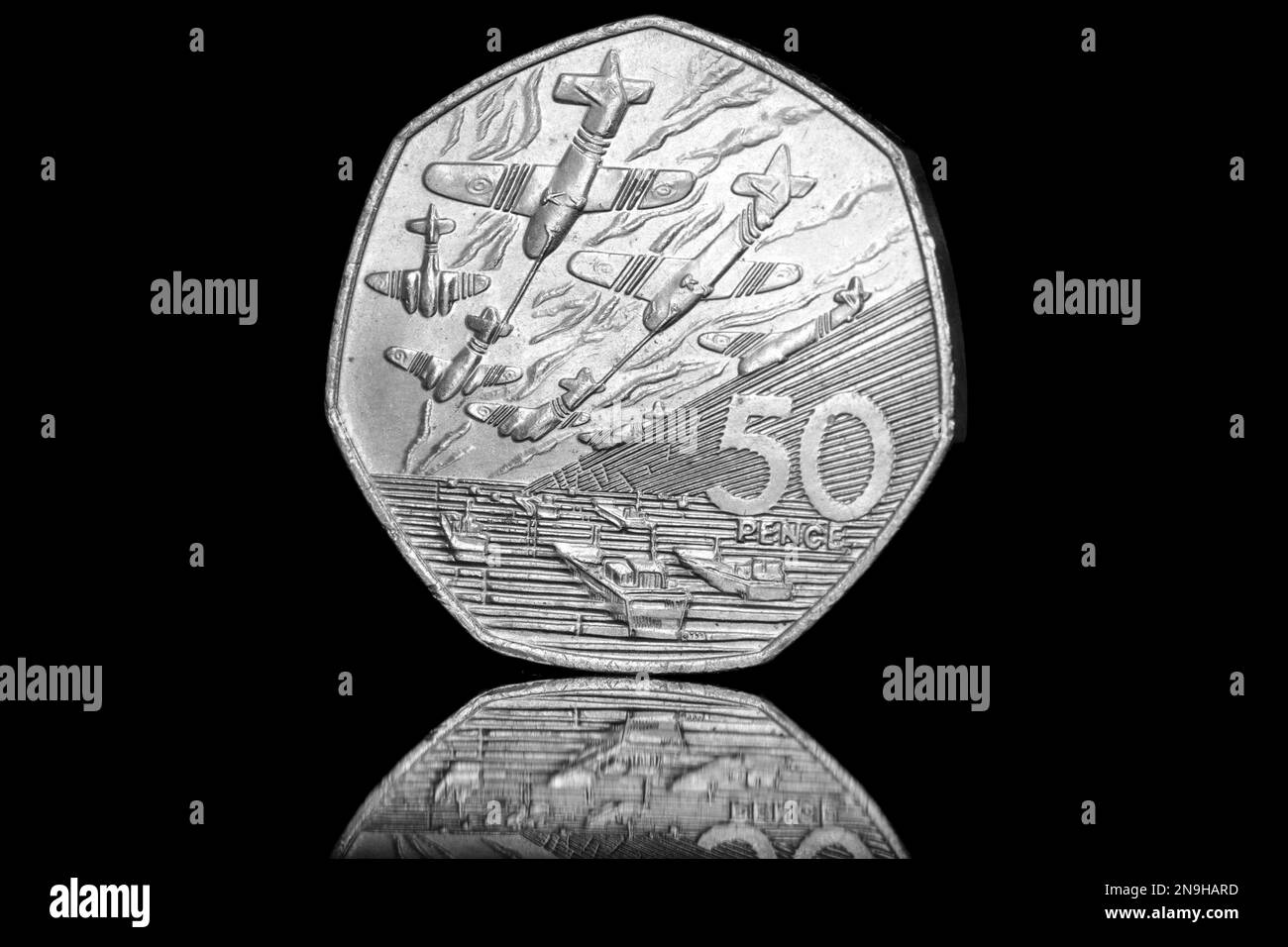 Rückseite einer 1994 50-Pence-Münze zum Gedenken an 50 Jahre D-Day-Landungen in der Normandie. Entworfen von der Skulptur John Mills Stockfoto