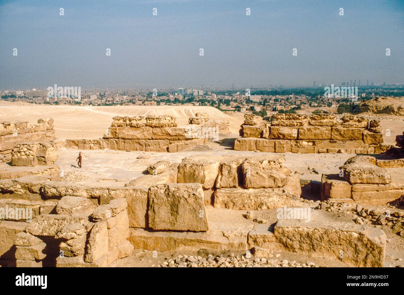 Ruinen des Menkaure-Leichentempels - erbaut während der Herrschaft des Pharao Menkaure, einem Herrscher der Vierten Dynastie Ägyptens, um 2500 v. Chr. Der Tempel wurde als Leichentempel für den pharao Menkaure gebaut und war mit dem Menkaure-Taltempel durch einen monumentalen Damm verbunden. Archivscan von einer Dia. Februar 1987. Stockfoto