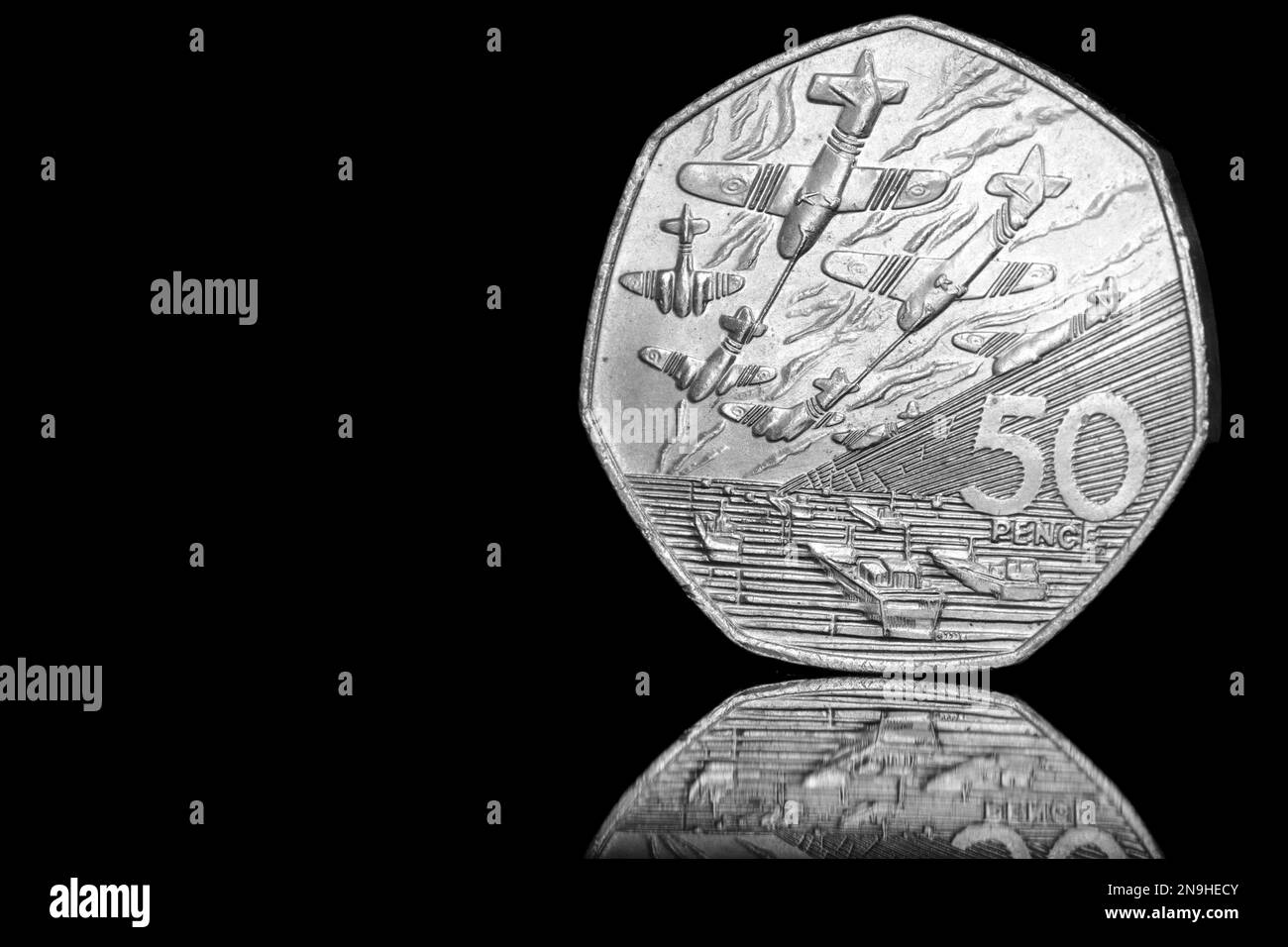 Rückseite einer 1994 50-Pence-Münze zum Gedenken an 50 Jahre D-Day-Landungen in der Normandie. Entworfen von der Skulptur John Mills Stockfoto