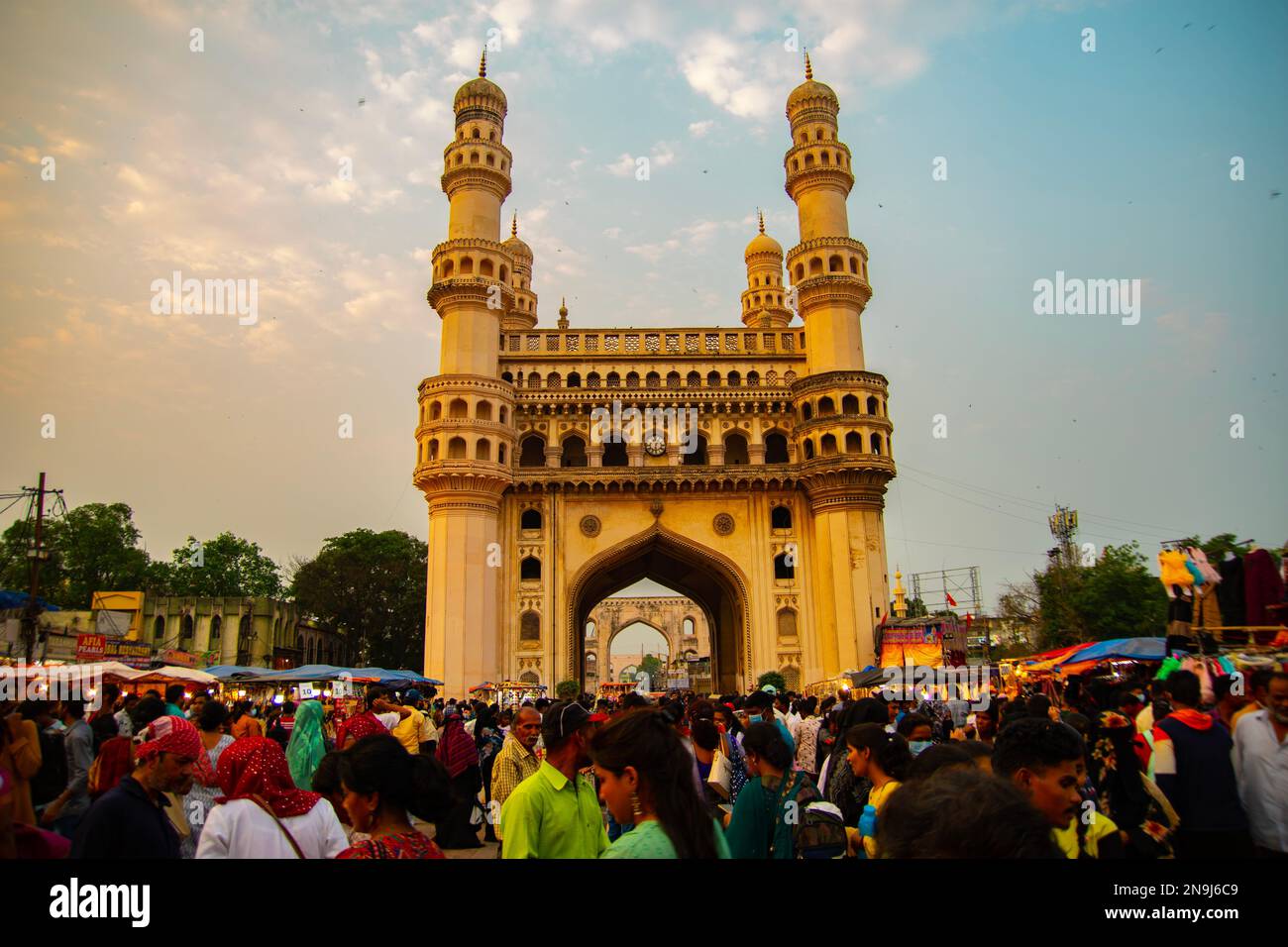 Eine malerische Aufnahme des Charminar im Hintergrund einer riesigen Menschenmenge in Hyderabad Stockfoto