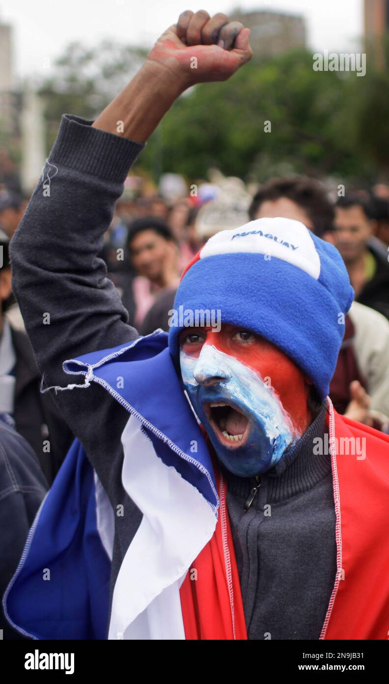 A supporter of Paraguay's President Fernando Lugo, whose face is painted with the colors of Paraguay's national flag, protests against Lugo's impeachment trial, outside Parliament, in Plaza de Armas, Asuncion, Paraguay, Friday, June 22, 2012. Paraguayan lawmakers voted Thursday to impeach Lugo for his role in for his role in a deadly clash involving landless farmers and police. Lugo's trial was to begin Friday in Paraguay's Senate. (AP Photo/Jorge Saenz) Stockfoto