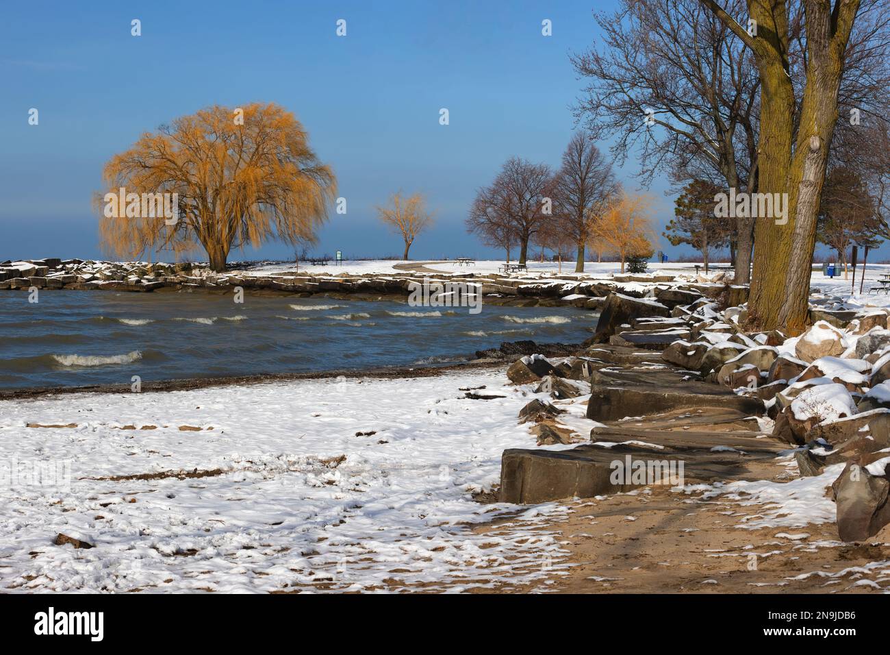 Nach einem Wintersturm am Ufer des Lake Erie im Edgewater Park in Cleveland, Ohio, erstrahlt Sonnenlicht. Stockfoto