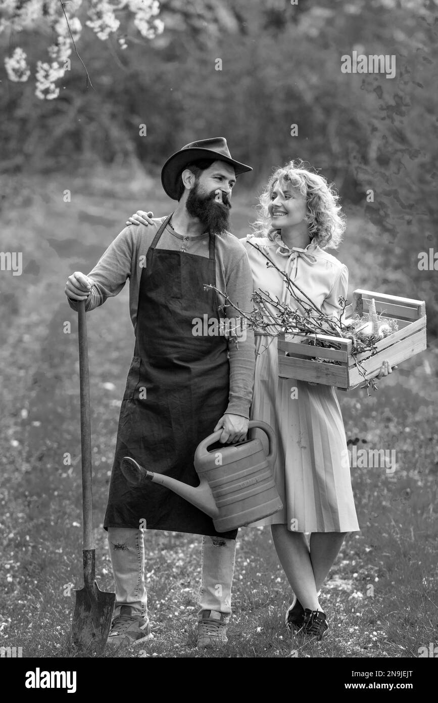 Ein paar Bauern, die auf dem Feld spazieren gehen. Ich liebe unsere Momente auf dem Land. Werden Sie Bio-Farmer. Lächle ein Paar auf dem Ackerland. Stockfoto