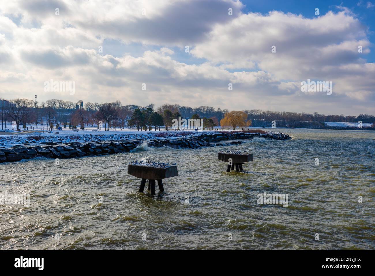 Am Ufer des Lake Erie im Edgewater Park in Cleveland, Ohio, gibt es einen Steg für die Seemöwen Stockfoto