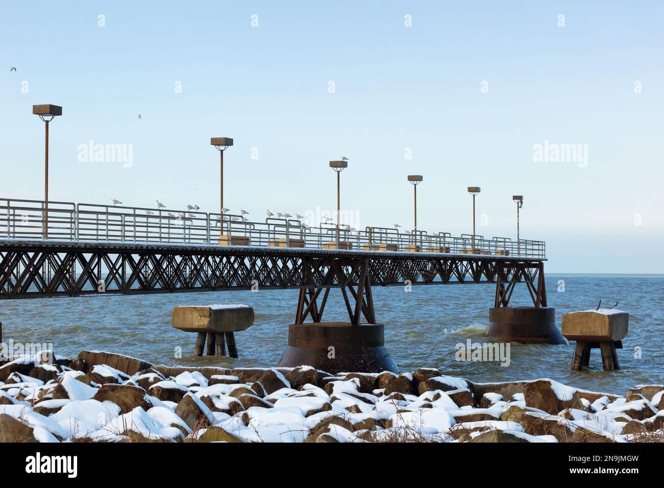 Winterszene am Pier im Edgewater Park am Ufer des Lake Erie in Cleveland, Ohio Stockfoto