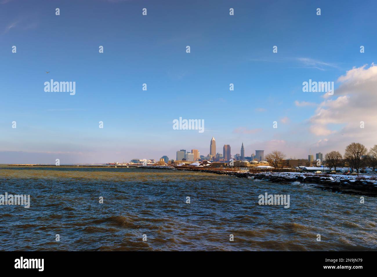 Cleveland, Ohios Skyline, die an einem Wintertag unter teilweise klarem Himmel vom Edgewater Park aus zu sehen ist. Stockfoto