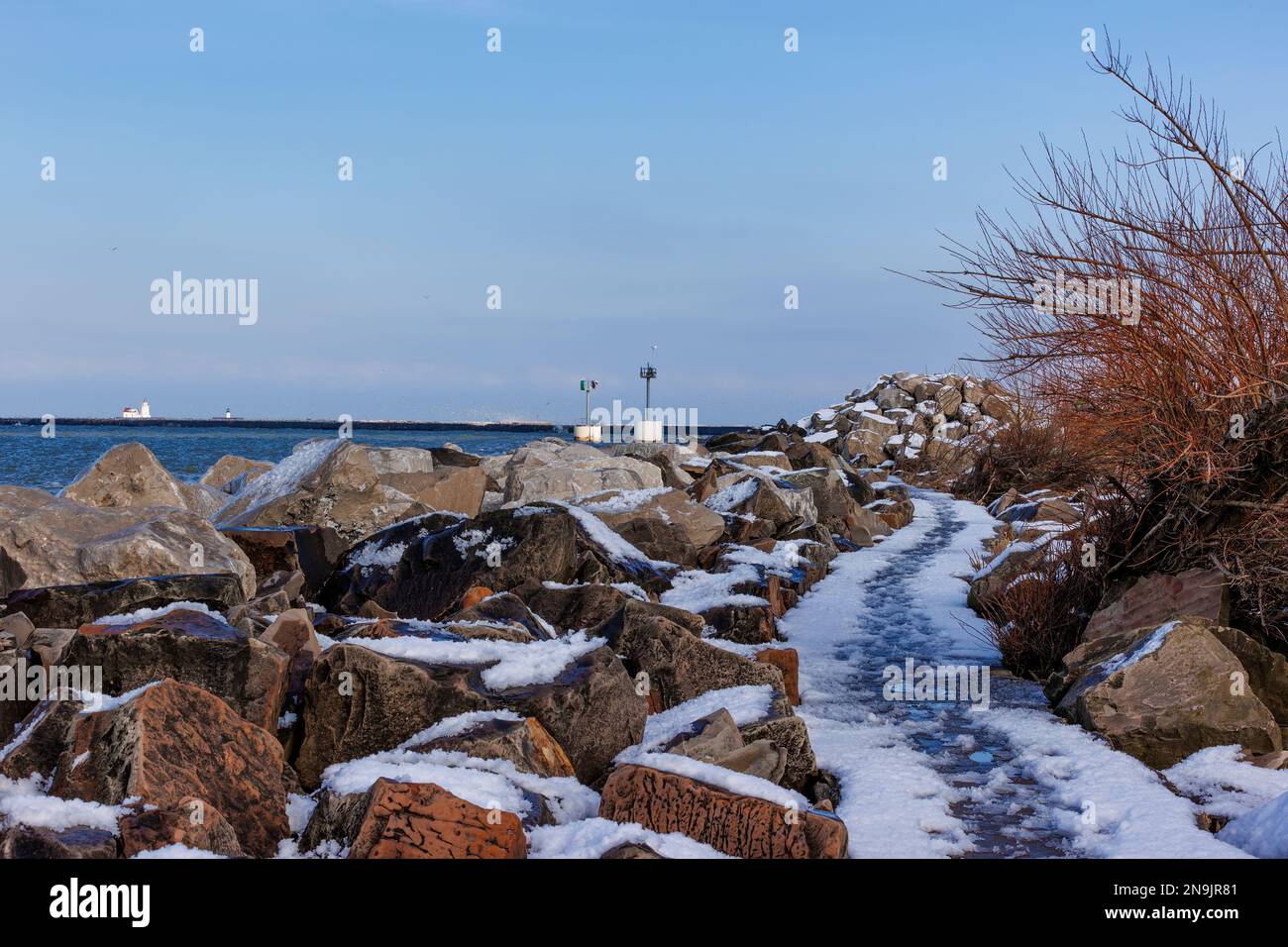 Am winterlichen Ufer des Lake Erie im Edgewater Park in Cleveland, Ohio. Stockfoto