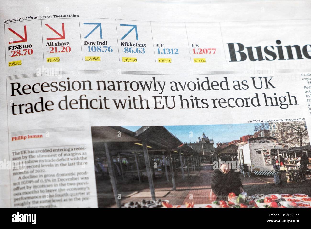 "Die Rezession wurde knapp vermieden, da das Handelsdefizit des Vereinigten Königreichs mit der EU einen Rekordstand erreicht", Schlagzeile der Zeitung Guardian, Artikel der britischen Wirtschaft, 11. Februar 2023, UK Stockfoto