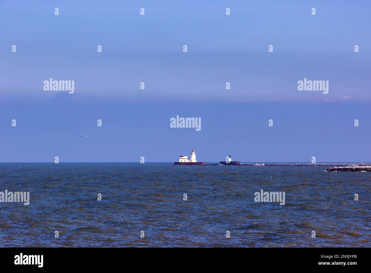 Die beiden Leuchttürme am winterlichen Ufer des Eriesees im Edgewater Park in Cleveland, Ohio. Stockfoto