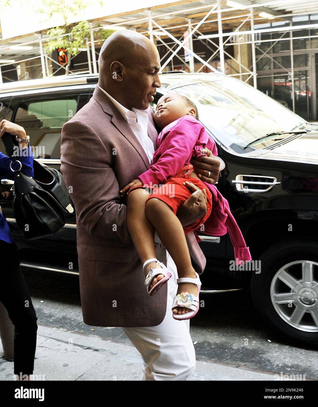 Former heavyweight boxer Mike Tyson arrives carrying his daughter Milan to a press conference announcing his one man show on Broadway "Mike Tyson: Undisputed Truth" Monday June 18, 2012 in New York. (Photo by Evan Agostini/Invision/AP) Stockfoto