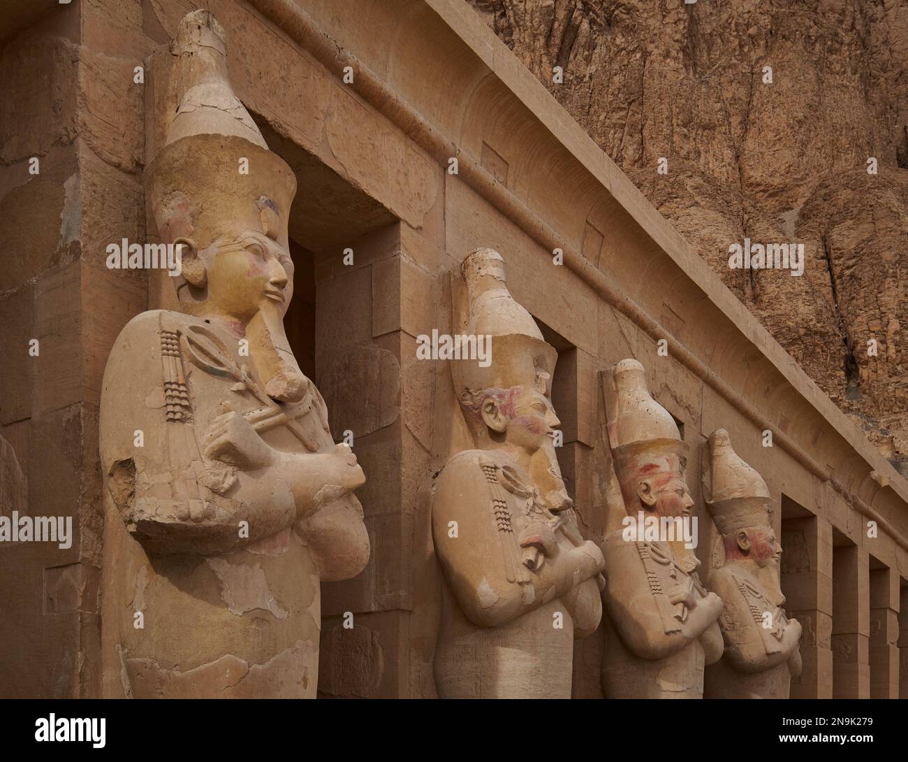 Osiride-Statuen der Königin Hatschepsut auf der oberen Terrasse des Leichentempels der Hatschepsut in Luxor, Ägypten Stockfoto