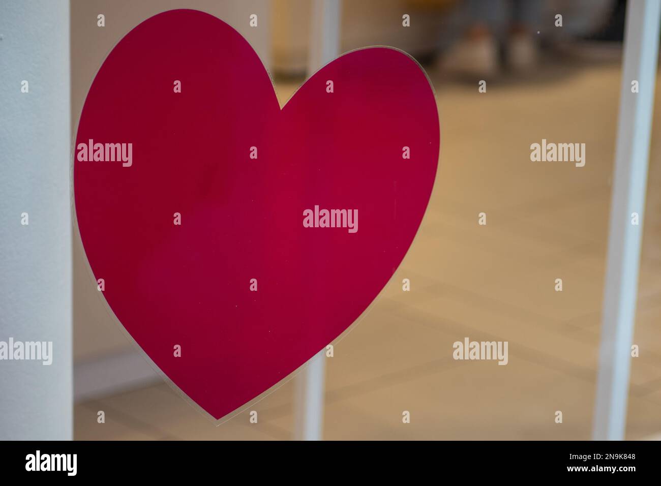 London, Großbritannien – 10. Februar 2023: Geschäfte im Zentrum von London, dekoriert mit roten Herzen, bereit für Liebhaber, Geschenke zum Valentinstag zu kaufen. Kredit: Sinai Noor/Alamy Live News Stockfoto