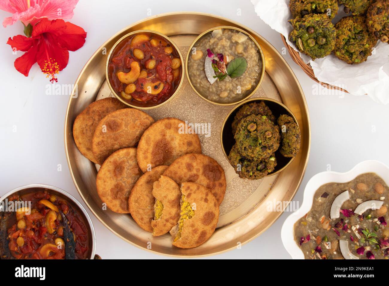 Dal Bhari Poori, Dholl Puri, Cholar Dal, Luchi serviert mit Gur Ki Kheer oder Jaggery Rice Pudding, Nolen Gurer Payesh, Rasiyaw, Payasam, Hara Chana oder C. Stockfoto