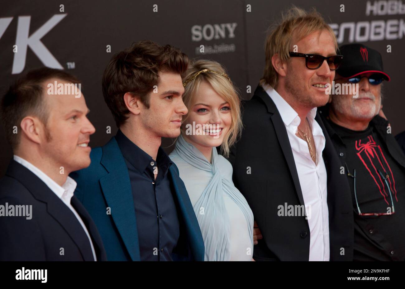 From the left: director Marc Webb, actor Andrew Garfield, actress Emma Stone, actor Rhys Ifans, and director Avi Arad pose for photographers on the red carpet during the Russian premiere of the film"The Amazing Spider-Man'' in Moscow, Russia, Friday, June 15, 2012.(AP Photo/Alexander Zemlianichenko) Stockfoto