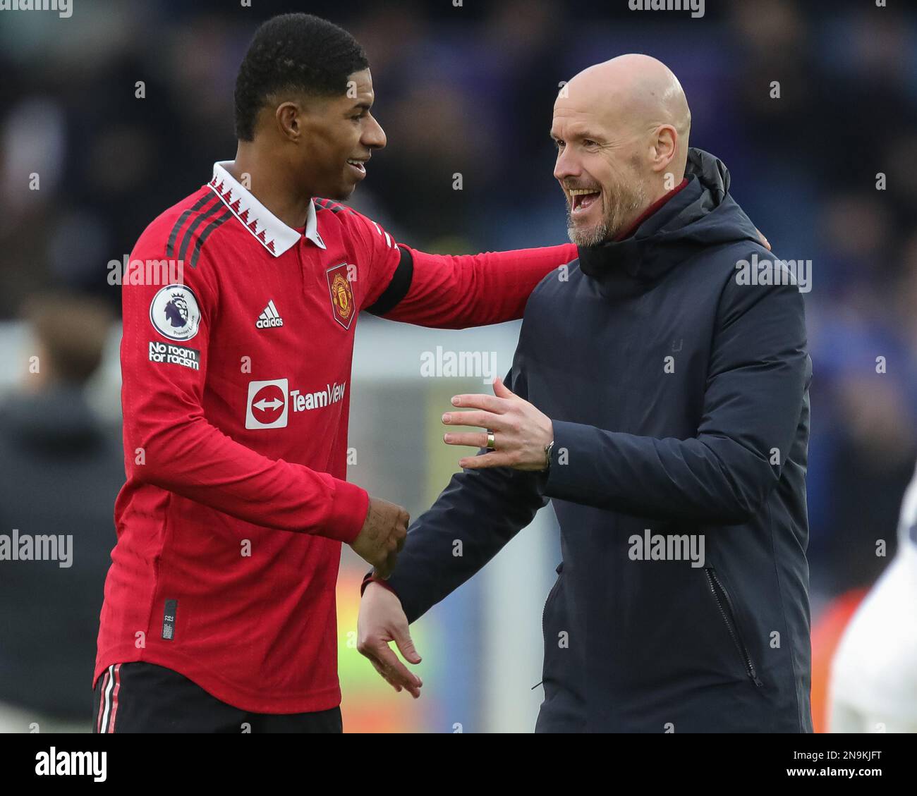 Erik Ten Hag Manager von Manchester United feiert mit Torschütze Marcus Rashford nach dem Premier League-Spiel Leeds United gegen Manchester United auf der Elland Road, Leeds, Großbritannien, 12. Februar 2023 (Foto: James Heaton/News Images) Stockfoto