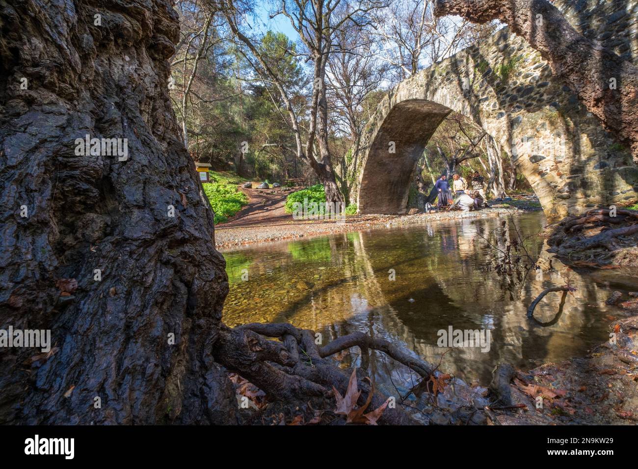 Die Tzielefos-Brücke ist eine wunderschöne und malerische Brücke, eine der mittelalterlichen Brücken zwischen den Brücken Elia und Roudia im Troodos Moun Stockfoto