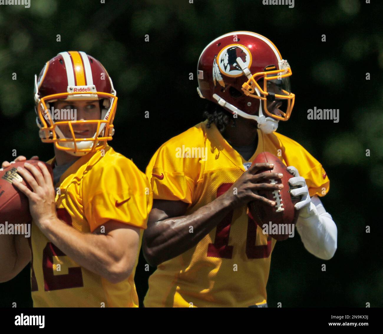 Washington Redskins quarterbacks Robert Griffin III, right, and Kirk Cousins, left, during football practice at Redskins Park in Ashburn, Va., Wednesday, June 13, 2012. (AP Photo/Pablo Martinez Monsivais) Stockfoto