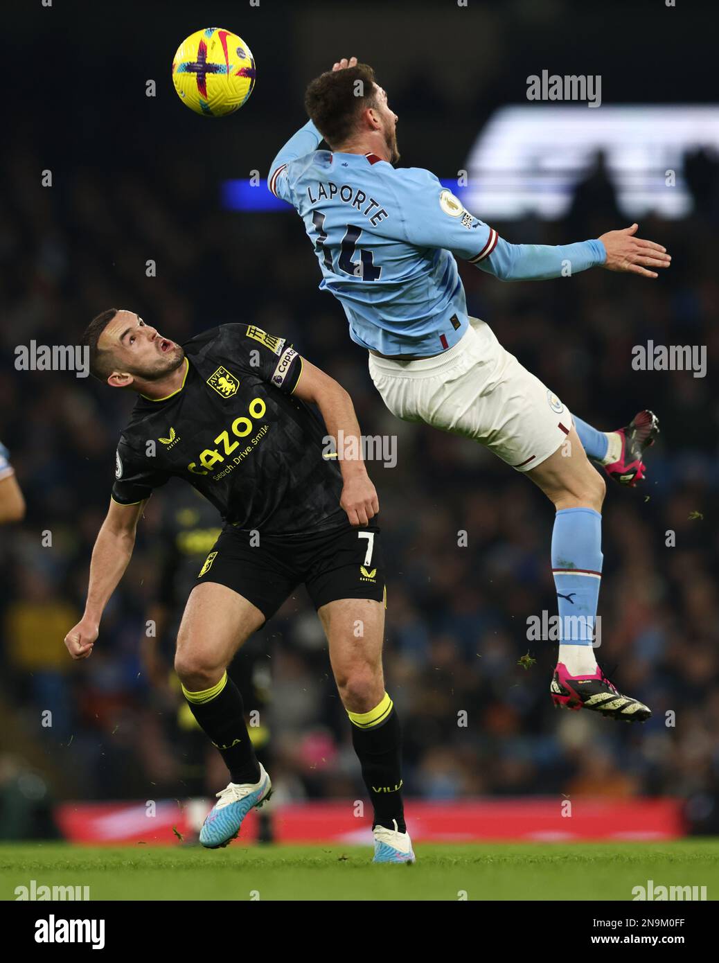 Manchester, Großbritannien. 12. Februar 2023. John McGinn von Aston Villa tanzt mit Aymeric Laporte von Manchester City während des Premier League-Spiels im Etihad Stadium in Manchester. Der Bildausdruck sollte lauten: Darren Staples/Sportimage Credit: Sportimage/Alamy Live News Stockfoto