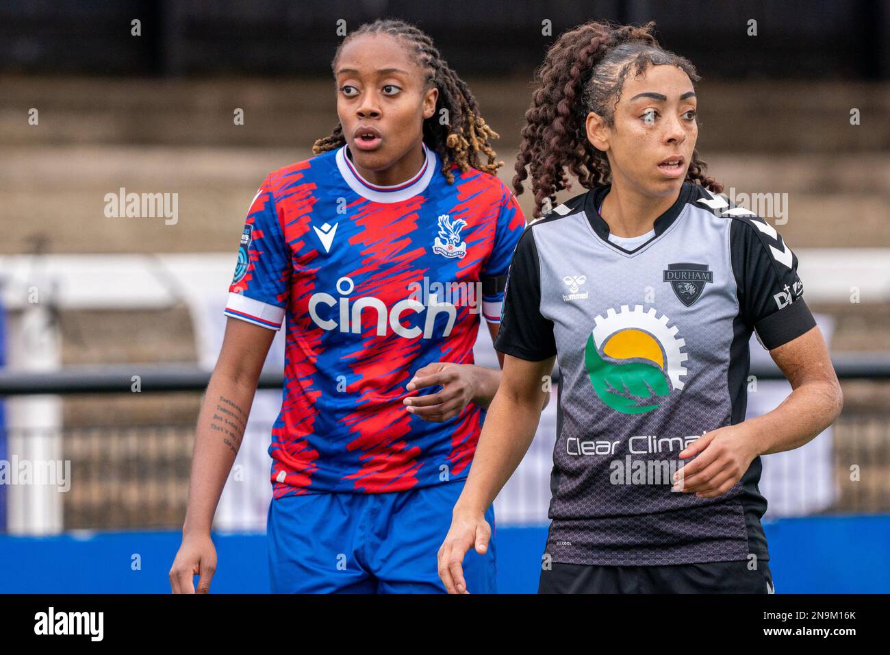 Bromley, Großbritannien. 12. Februar 2023. Hayes Lane, Bromley, England, Februar 5. 2023 Crystal Palace Forward Paige Bailey-Gayle (14) und Durham Forward Jess Clarke (8) während des Begegnungsspiels der Barclays FA Womens zwischen Crystal Palace und Durham in Hayes Lane, Bromley, England. (Stephen Flynn/SPP) Kredit: SPP Sport Press Photo. Alamy Live News Stockfoto