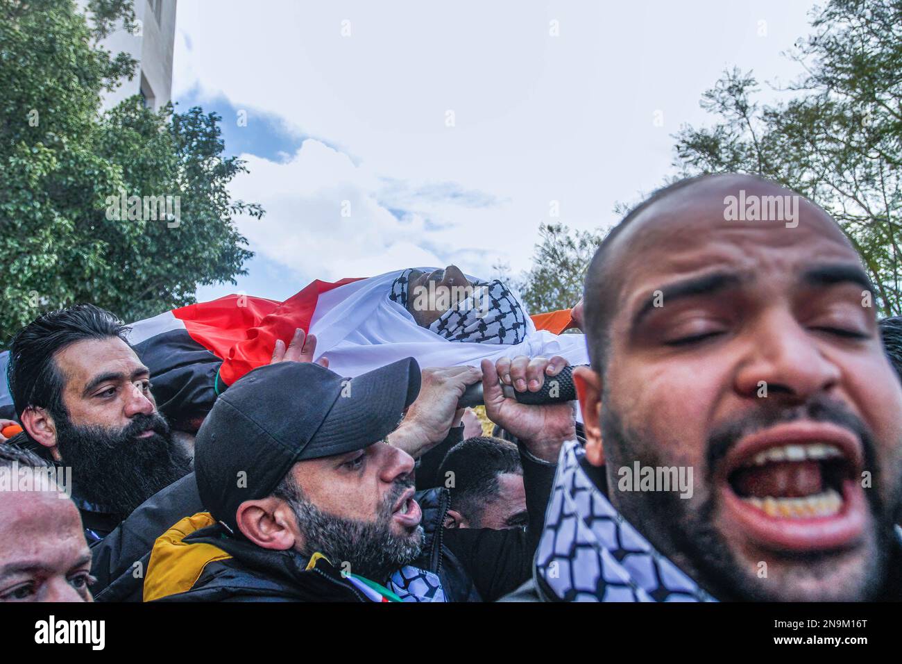 Nablus, Palästina. 12. Februar 2023. (ANMERKUNG DER SCHRIFTLEITUNG: Bild zeigt den Tod) Trauernde tragen den Körper von Palästinenserin Mithqal Rayan (46) während seiner Beerdigung in Nablus. Rayan wurde von einem jüdischen Siedler erschossen, während er in seinem Haus war. Kredit: SOPA Images Limited/Alamy Live News Stockfoto