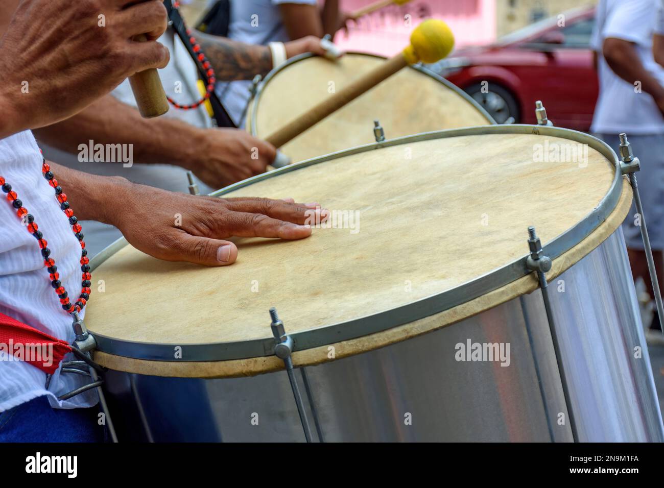 Schlagzeuger spielt sein Instrument während der Karnevalsfeiern in den Straßen Brasiliens Stockfoto