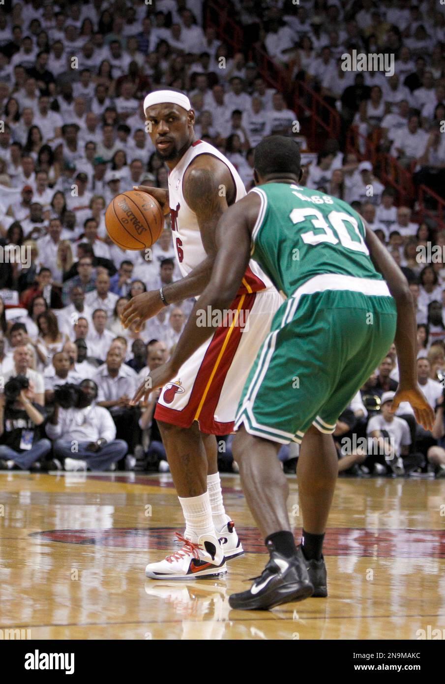 Miami Heat's LeBron James (6) dribbles as Boston Celtics' Brandon Bass (30) defends during the first half of Game 7 of the NBA basketball playoffs Eastern Conference finals, Saturday, June 9, 2012, in Miami. (AP Photo/Lynne Sladky) Stockfoto