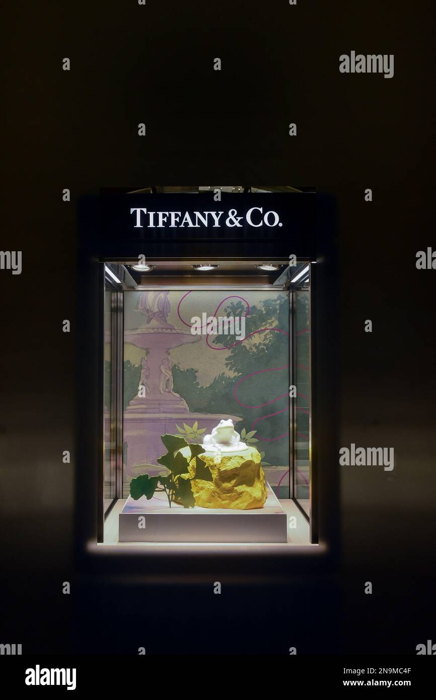 Nahaufnahme eines kleinen Schaufensters im Tiffany & Co. Juweliergeschäft, in der Nähe des Markusplatzes in Venedig, Veneto, Italien Stockfoto
