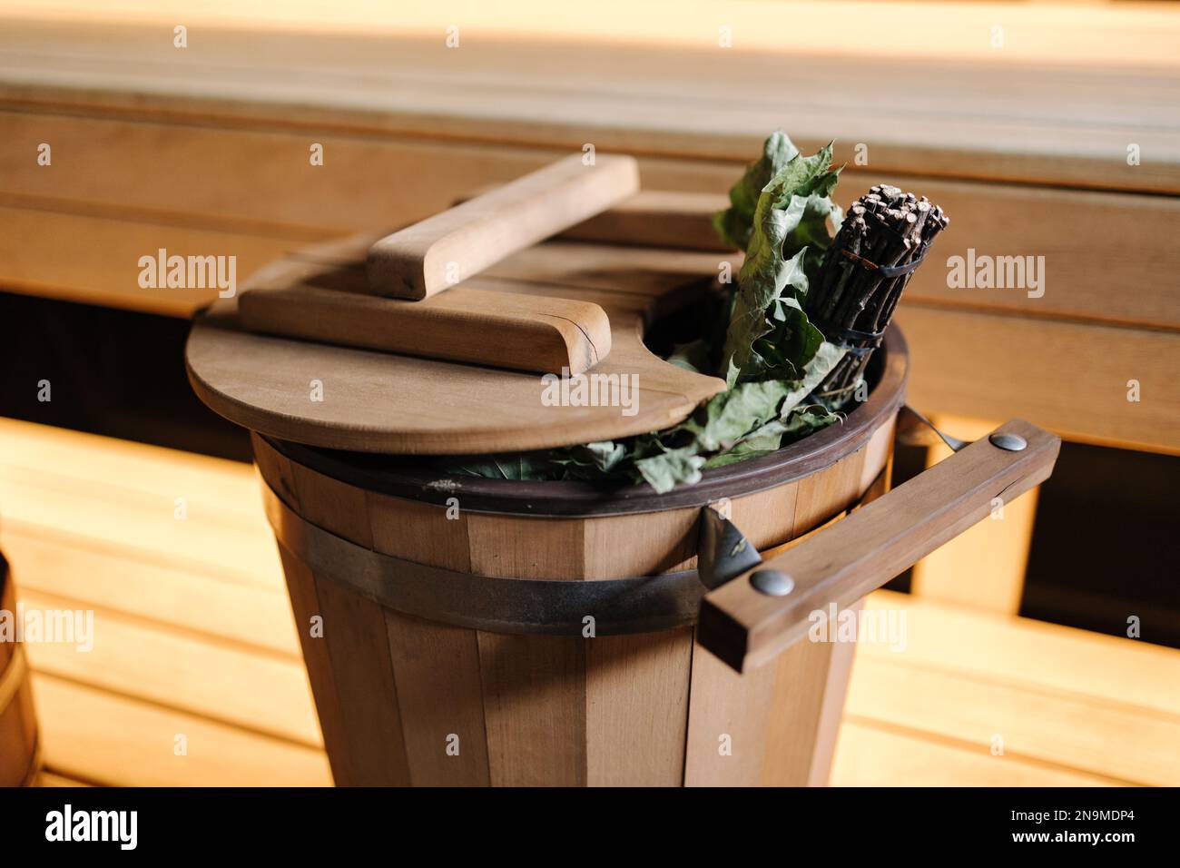 Nahaufnahme verschiedener Saunazubehör in einer Holzsauna. Finnischer Saunaraum mit Trockendampf Stockfoto