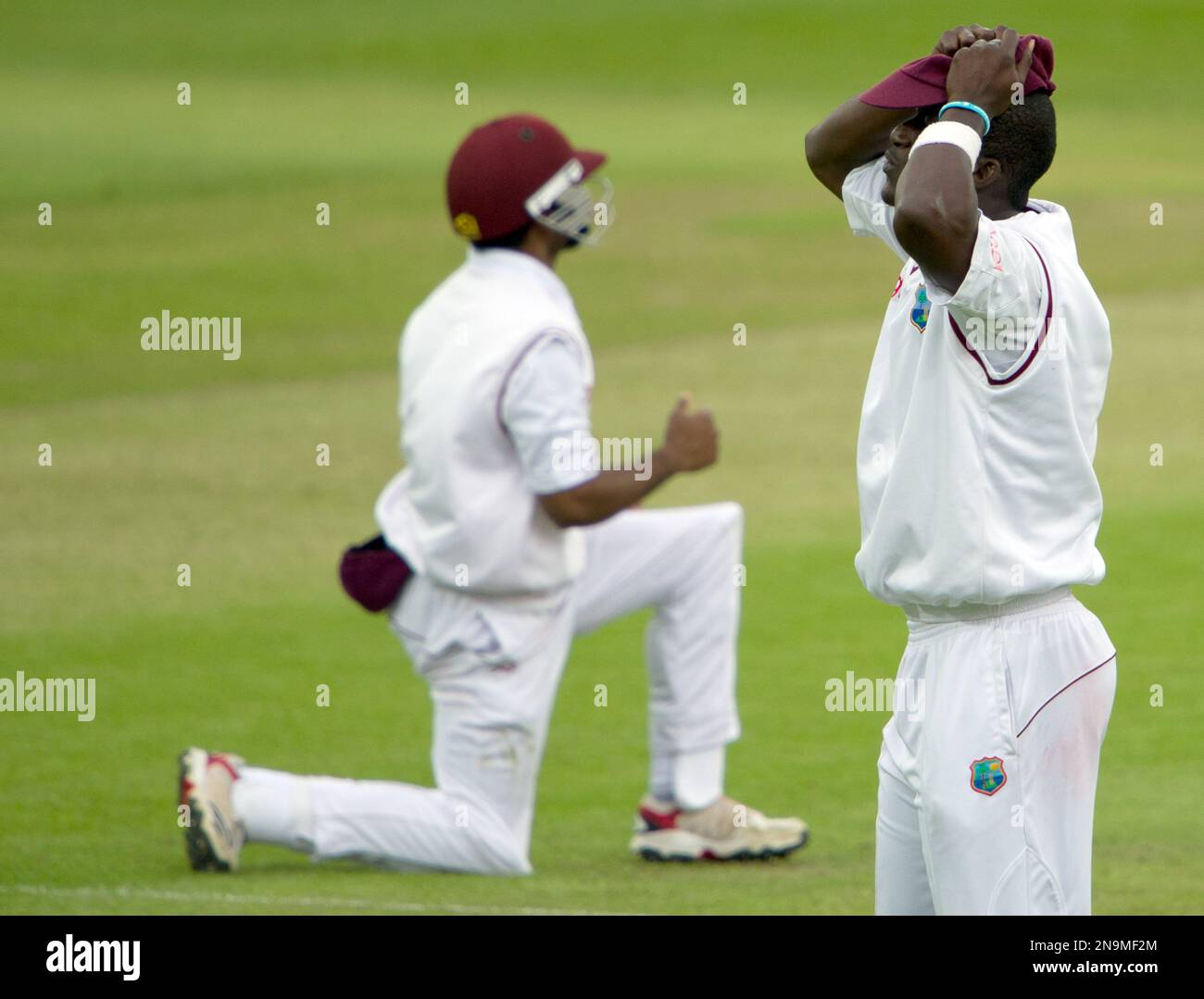 West Indies' Darren Sammy, right, reacts after a chance to dismiss England's Ian Bell is missed during the 4th day of the third Test match at Edgbaston cricket ground, Birmingham, England, Sunday, June 10, 2012. (AP Photo/Tom Hevezi) Stockfoto