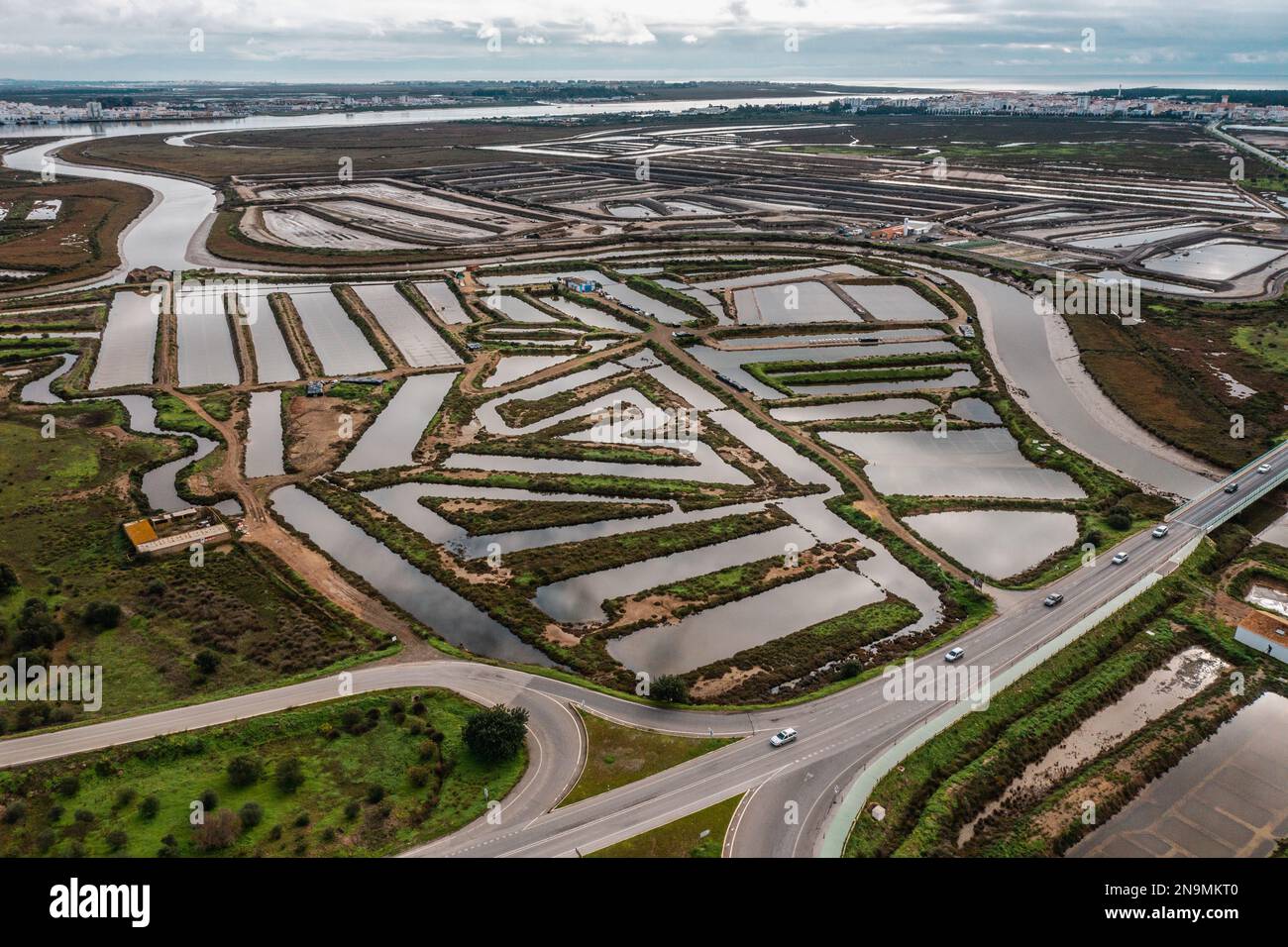 Drohnenblick auf die Salinen im Naturschutzgebiet Sapal in Castro Marim Portugal Stockfoto