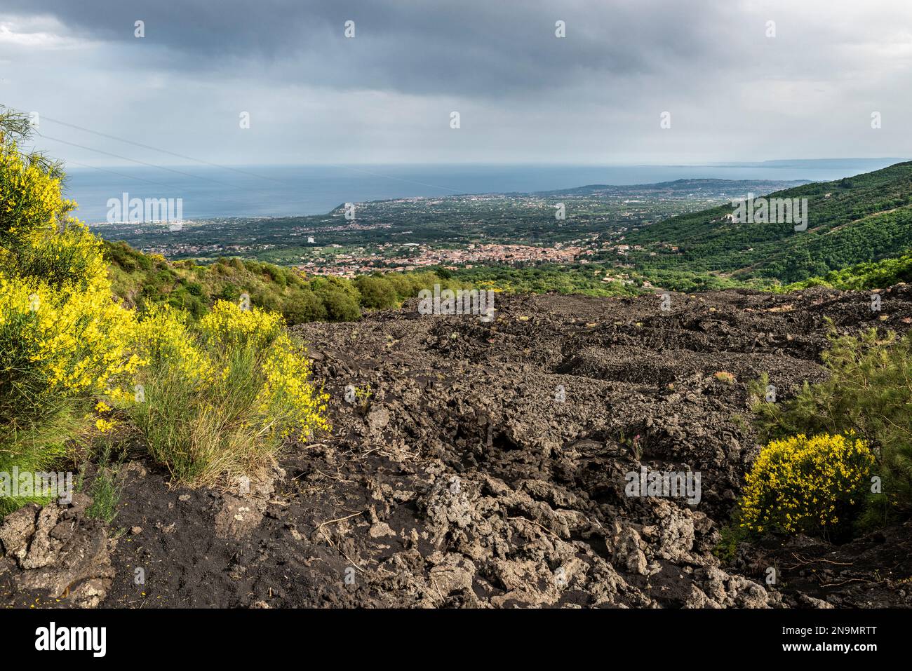 Der Lavafluss von 1991-1992, der fast die Stadt Zafferana Etnea (sichtbar in der Ferne) zerstörte, bevor sie umgeleitet werden konnte Stockfoto