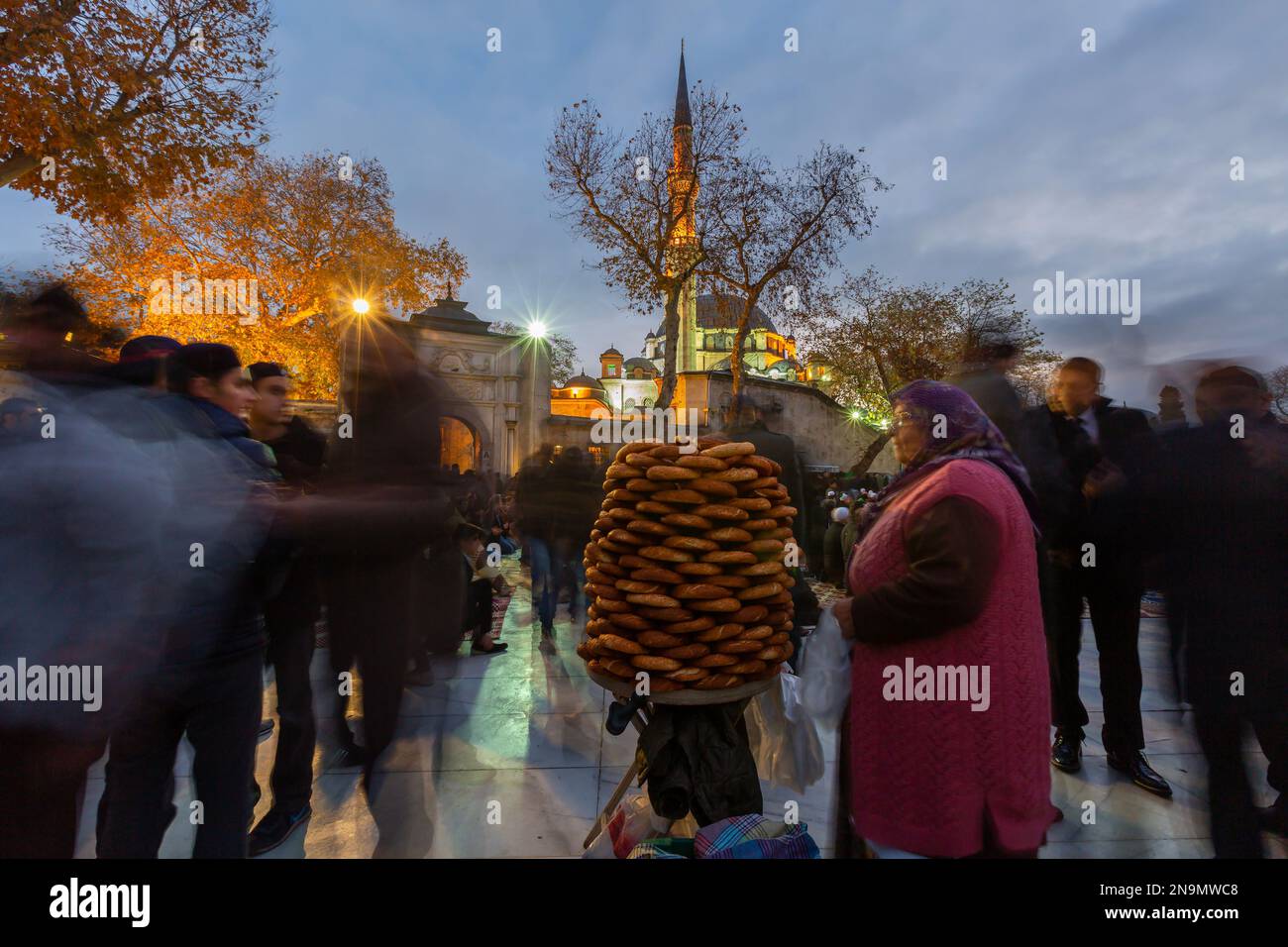 Istanbul, Türkei - 14. Dezember 2014 : Besucher der Eyup Sultan Moschee und des Grabes in Istanbul. Eyup ist eine beliebte Touristenattraktion in Istanbul, TU Stockfoto